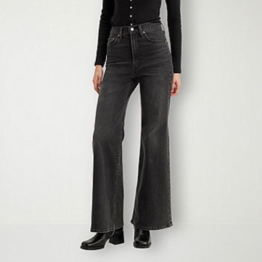 Black Levi’s Ribcage Bell Jeans Super high Rise NWT